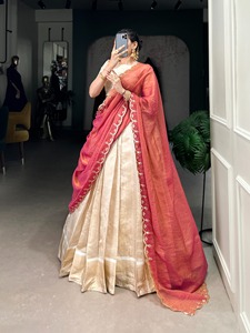 Lehenga Choli en soie jacquard pure Off White avec tissage Zari - Product Image 3
