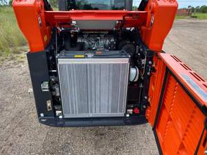 Chargeuse compacte Kubota SVL75-2 avec rétrocaveuse - Moteur diesel Perkins 74 CV, pompe hydraulique Huade, chargeuse sur pneus haute efficacité pour - Product Image 4