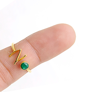 Bague alphabétique délicate faite à la main personnalisée 'N' Piece Letter Ring avec Birthstone Emerald Memorable Jewelry - Product Image 1