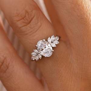 แหวนหมั้นเพชรโมอิสทรงรีตัดจากธรรมชาติพร้อมด้วยกระจุกลายดอกไม้ในวงแหวนอัญมณีสีขาวทอง - Product Image 3