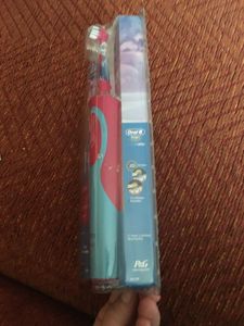 Brossette à dents électrique Oral-B Vitality 100 Cross Action avec écran LED intelligent rechargeable pour adultes et familles, couleur fraise - Product Image 4