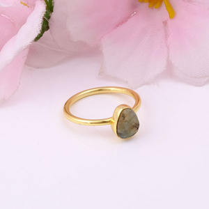 Anillo de piedra NATAL DE FEBRERO chapado en oro, labradorita Natural sin cortar, juego de piedras preciosas de cristal curativo crudo, pinza de latón para curar los deseos - Product Image 6