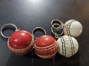 พวงกุญแจหนังแท้คุณภาพสูงลายลูกคริกเก็ตวินเทจ ขายดี พร้อมโลโก้ สี และขนาดตามสั่ง - ของขวัญที่ดีที่สุดสำหรับคนรักคริกเก็ต - Product Image 6