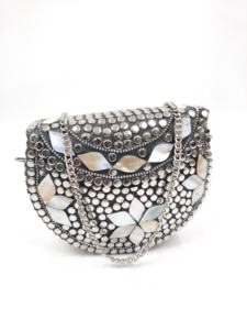 Bolsos de Hombro y de Noche de Hierro Tallado Religioso Hechos a Mano con Cadena - Estilo Europeo para Fiestas por Crafts Galore - Product Image 4