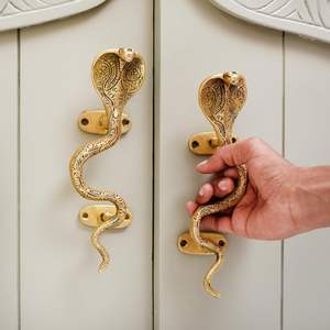 Acabado en oro antiguo o latón pulido que realza los detalles mientras añade un encanto vintage. - Product Image 5