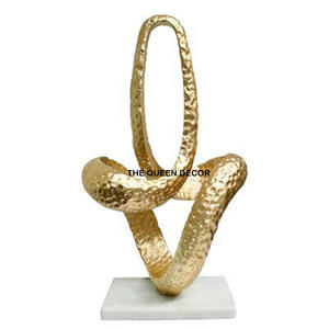 Sculpture en aluminium attrayante martelée à la main avec sculpture en métal fini doré avec base en bois à vendre - Product Image 1