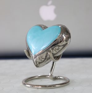 Mini urna de corazón de recuerdo de latón para cenizas funerarias humanas Urnas de crematorio de corazón de diseño clásico con soporte de exhibición - Product Image 2