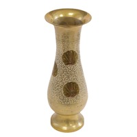 Vase en laiton artisanal élégant, motif paon en relief, imprimé en typographie, décoration artistique pour mariage et maison