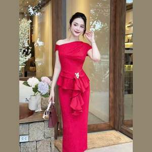 Ensemble élégant avec jupe crayon et chemisier à épaules dénudées-Idéal pour un style et un confort sans effort au travail - Product Image 2