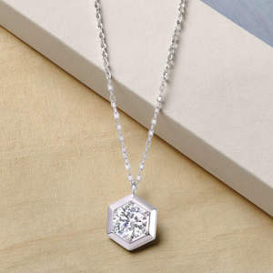 Collar de Plata de Ley 925 con Colgante de Moissanita de 0.50 CT en Forma de Hexágono Geométrico, Elegante Collar de Piedra Única - Product Image 5