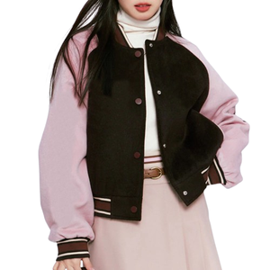 แจ็คเก็ตวาร์ซิตี้ขนสัตว์แบบครอปสำหรับผู้หญิง สไตล์แฟชั่นใหม่ สีสันแบบอเมริกัน ตัดต่อสี สำหรับฤดูหนาวและฤดูใบไม้ร่วง รับสกรีนโลโก้ - Product Image 3