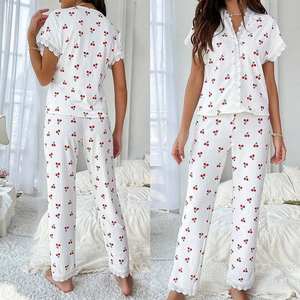 Conjunto de pijamas de mujer con estampado de logotipo personalizado OEM, pijamas holgados de manga corta y pantalones largos con cuello en V de encaje en contraste, ropa cómoda para el hogar - Product Image 1