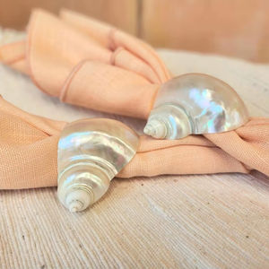 แหวนผ้าเช็ดปากเปลือกหอยที่ทำจากเปลือกหอยขัดเงาสำหรับตกแต่งโต๊ะจัดเลี้ยงและบ้านชายฝั่งทำด้วยมือแบบเวียดนาม - Product Image 1