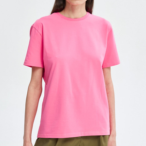 T-shirt pour femme au style urbain charmant, conçu pour un mouvement confortable, avec une forme équilibrée et une présence décontractée moderne - Product Image 1