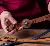 Collier pour chien et chat en cuir personnalisé avec rivets, GPS AirTag bleu, par Phoenix Fashion