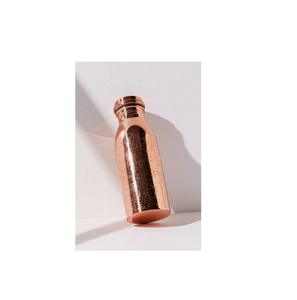 Botellas de agua de cobre ergonómicas delgadas con acabado duradero a prueba de herrumbre y elegantes detalles hechos a mano para una mejor estética - Product Image 6