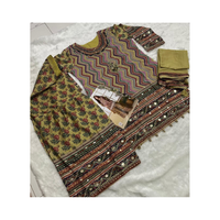 Costume Salwar Pakeeza de Sayuri en soie crêpe lourde avec imprimé numérique multiple et travail Aari, parfait pour les occasions festives