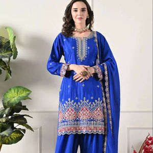 Ensemble de costume traditionnel Salwar Kameez en chinon lourd de la même couleur, élégant, avec sharara intérieur et dupatta pour les occasions de fête - Product Image 2