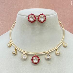 Collier Kundan traditionnel de meilleure qualité avec finition dorée serti de boucles d'oreilles pour la collection de vêtements de fête de mariage pour les femmes - Product Image 1