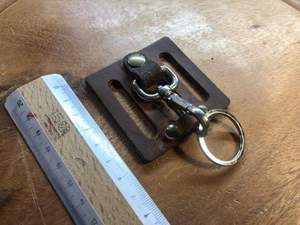 Logotipo personalizado Brújula Llavero Titular Regalo promocional con cuero genuino y hebilla de metal Diseño Llaveros personalizables - Product Image 5