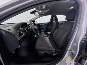 Chevrolet Cruze LS Hatchback FWD 2019 Económico con Volante a la Izquierda/Derecha - Product Image 4