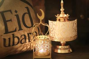 Farol Decorativo de Metal Dorado para Ramadán con Asa de Luna Creciente, Diseño de Jaula con Corte Intrincado, Base Estable para Decoración Festiva del Hogar - Product Image 6