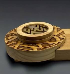 Moderno Quemador de Incienso de Madera Artesanal con Caligrafía Árabe, Bandeja con Diseño Geométrico de Rejilla, Placa Ovalada Grabada en Base Rectangular - Product Image 3