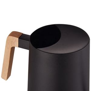 Práctica regadera de metal diseñada para uso continuo en el jardín con una construcción robusta y un flujo de agua equilibrado. - Product Image 3