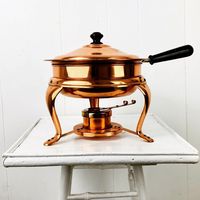 Réchaud en cuivre de grande capacité avec détails artistiques en laiton et texture martelée pour un service de style buffet festif