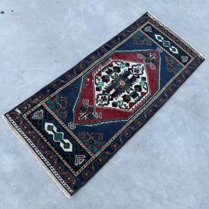 Alfombra Turca Pequeña de 1.5x3.3 pies, Alfombra Floral Azul y Roja de Lana - Product Image 4