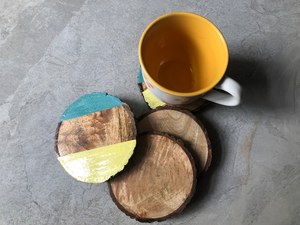 Dessous de verre en bois et pierre rustiques faits à la main, art tribal unique ou tampons à boisson imprimés floraux pour la décoration de la maison et du bureau - Product Image 2