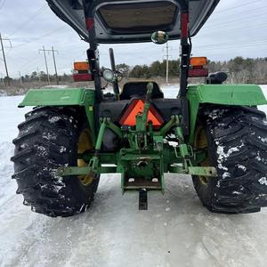 Tracteur John Deeree 5045D disponible pour les travaux agricoles conception robuste meilleure performance en terrain accidenté construction solide - Product Image 3