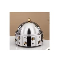Casserole de service à large surface assemblée pour les moments de déjeuner en groupe, favorisant une distribution uniforme et une chaleur fiable, plusieurs portions