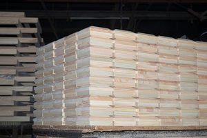 Capuchon de poteau en bois massif de forme personnalisée pour la clôture d'escalier extérieur Profil surélevé élégant Style de conception moderne pour les hôpitaux Moderne - Product Image 6