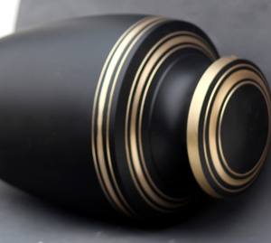 Urne funéraire classique en aluminium onyx pour cendres, adulte, commémoration funéraire, artisanale, aluminium noir or - Product Image 5