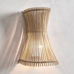 Lámpara de Pared de Ratán Diseñada para Aplicaciones de Iluminación Interior con Textura Tejida Natural y Montaje Estable - Product Image 1