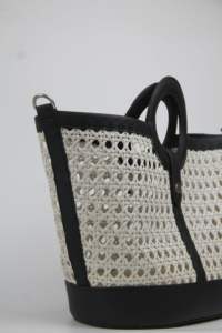 Venta al por mayor de bolso de playa de PVC minimalista natural con asas de anillo nuevo estilo regalo de belleza para las mujeres de moda diseño de Vietnam - Product Image 3