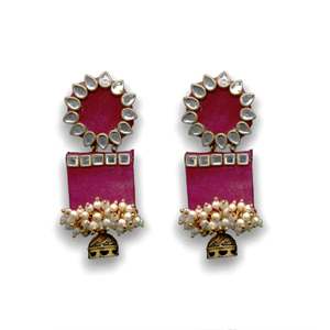 Pendiente de madera magenta hecho a mano con cuentas de madera de colores personalizadas en forma y tamaño, entrega rápida desde la India - Product Image 1