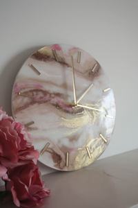 Horloge murale en résine artisanale, véritable tranche de bois, design en résine époxy, affichage à aiguilles, pour décoration murale de salon moderne - Product Image 2