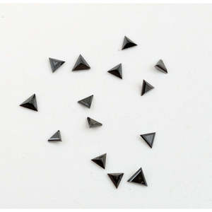 Pierre de diamant noir taillée en triangle de 3 mm pour la fabrication de bijoux, forme triangulaire - Product Image 3