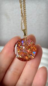 Collier en résine Éternelle Fleurie, Pendentif Résine Rêve de Pétales, Collier Souffle du Jardin, Pendentif Résine Éclat Floral, Résine Goutte de Nature - Product Image 4
