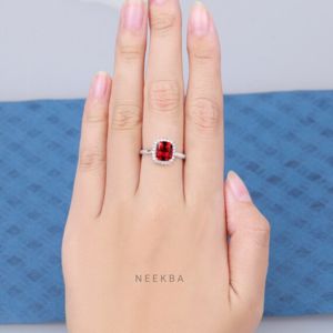 Anillo de compromiso de rubí cultivado en laboratorio con corte de cojín alargado de 7*8mm, forma de cojín de oro sólido de 10K, anillo de Halo, opción de reemplazo de piedras preciosas - Product Image 5