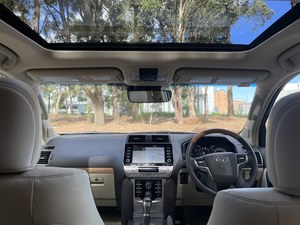 Toyota LandCruiser Prado 2022 Sièges en cuir de direction à droite avec caméra arrière - Product Image 3