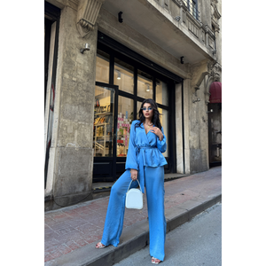Conjunto de Blusa Cruzada de Satén Azul y Pantalones para Mujer - Product Image 1