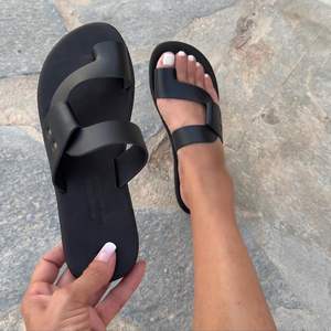 Tongs noires et brunes faites à la main en cuir véritable pour femmes Pantoufles Design plat moderne par MS Handicraft - Product Image 6