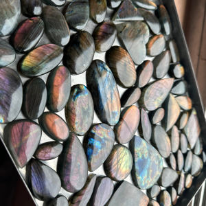 Cabochon de pierres précieuses en Labradorite naturelle de qualité AAA Multi violet Jaspe à dos plat en cristal Fabrication de bijoux de différentes tailles et couleur verte - Product Image 1