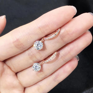 ต่างหูมอยส์ซาไนต์ทรงเหลี่ยมเจียระไนแบบบริลเลียนท์ ตัวเรือนเงินแท้ชุบทอง 18k ดีไซน์คลาสสิก เรียบหรู สไตล์มินิมอล ประดับเพชร 4 ก้าน จากเทียนหยู เจ็มส์ - Product Image 5