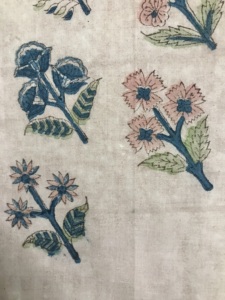 Tela de Algodón Estampada a Mano con Base Natural, con Diseño Floral Pastel Buti, Textil Tradicional Indio - Product Image 2