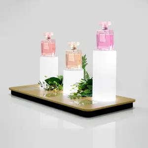 Mewah Kayu Dasar 3 Frosted Plinths Kosmetik Perhiasan Parfum Minyak Berdiri LED Pencahayaan Parfum Tampilan Glorifier untuk Toko