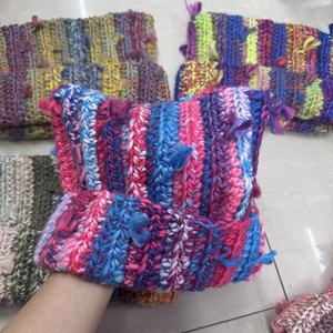 Nouveau bonnet en acrylique tricoté à la main pour femme, respirant, imperméable, vintage, personnalisé, à rayures multicolores et design ajouré - Product Image 5